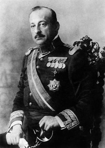 El militar gobern¨® Espa?a como dictador entre 1923 y 1930. Instaur¨® una dictadura en la forma de un directorio militar entre 1923 y 1925, al que sigui¨® un directorio civil presidido por ¨¦l mismo hasta 1930.