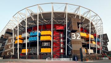 DOHA, 18/11/2022.- Los estadios del mundial de Qatar 2022 han sido la piedra angular de un proyecto faraónico que ha contado con los mejores arquitectos del mundo para reflejar el diseño vanguardista y aspectos de la cultura o la tradición del país, en una obra no exenta de polémica por las condiciones extremas de miles de trabajadores migrantes. En la imagen, el estadio Estadio 974.EFE/ Alberto Estevez
