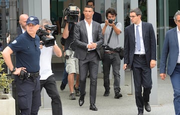 Cristiano Ronaldo llegando a Turn para pasar el reconocimiento mdico con su nuevo equipo.

