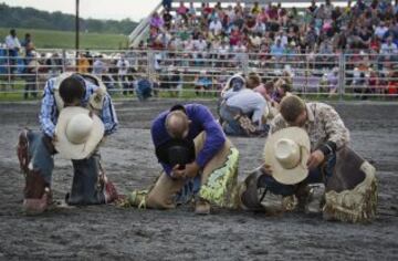 Un grupo de cowboys rezan antes de la "Battle of the Beast".