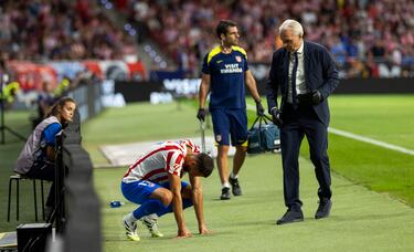 Minuto 82. Dávid Hancko dura ocho minutos en el campo. El eslovaco se retira con el médico del conjunto rojiblanco tras recibir un golpe en el tobillo de Santiago Mourinho.