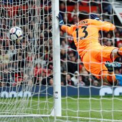 Alexis celebra ante Arsenal gracias a Fellaini