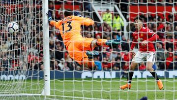 Alexis celebra ante Arsenal gracias a Fellaini