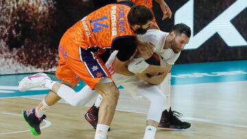 Rudy Fern&aacute;ndez lucha por el bal&oacute;n contra Bojan Dubljevic durante el Real Madrid - Valencia Basket de semifinales de Liga Endesa.