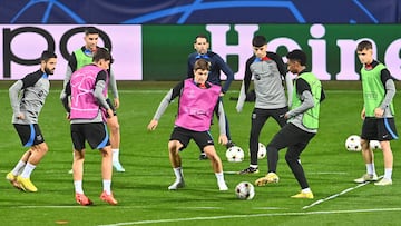 El Barça se entrenó en el estadio checo donde hoy jugará su último partido en esta Champions.