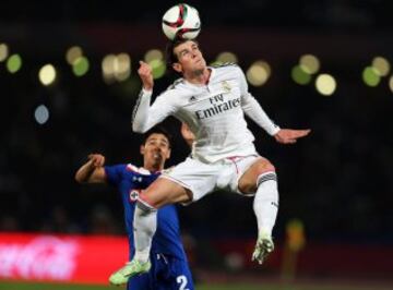 Gareth Bale disputa el balón ante Fausto Pinto.