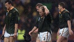 (FILES) In this file photo taken on October 30, 1999, South African players Werner Swanepoel (L) and Naka Drotske (C-front) are disappointed at the end of the Rugby World Cup semi-final match between Australia and South Africa at Twickenham stadium. - For