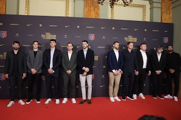 El actual equipo de balonmano del Barcelona posa en la alfombra roja del gran Teatro del Liceu.