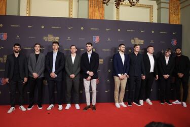 El actual equipo de balonmano del Barcelona posa en la alfombra roja del gran Teatro del Liceu.