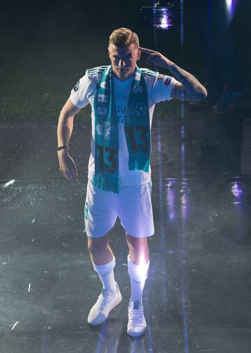 MADRID, SPAIN - MAY 27:  Toni Kroos of Real Madrid walks towards the players stage during celebrations at the Santiago Bernabeu stadium 