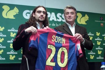 Fichó por el Barcelona en el mercado de invierno. Debutó el 9 de febrero de 2003 y en verano de ese mismo año se marchó cedido al París Saint-Germain.