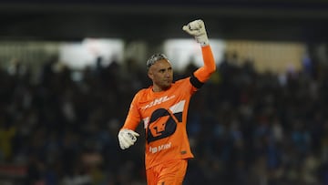 MEX9603. CIUDAD DE MÉXICO (MÉXICO), 10/08/2025.- Keylor Navas de Pumas celebra un gol este domingo, en un partido por la fecha 4 de la Liga MX entre Pumas y Necaxa en el Estadio Olímpico Universitario, en Ciudad de México (México). EFE/ Sáshenka Gutiérrez
