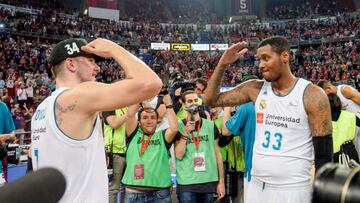 ***CORRIGE FOTÓGRAFO*** GRAF3647. VITORIA, 19/06/2018.- Los jugadores del Real Madrid, el esloveno Luka Doncic (i) y el estadounidense Trey Thompkins celebran con su victoria ante el Baskonia, tras el cuarto partido del Play Off de la final de la liga ACB jugado esta noche en el Fernando Buesa de Vitoria. EFE/JOSE RAMÓN GOMEZ
