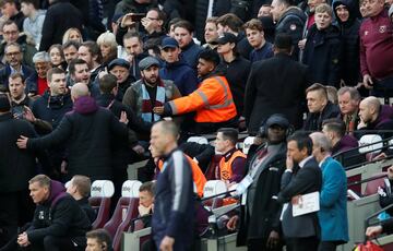 Tras la derrota de 0-3 ante el Burnley, seguidores de los Hammers ingresaron al campo para recriminar a sus jugadores.