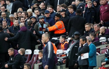 Tras la derrota de 0-3 ante el Burnley, seguidores de los Hammers ingresaron al campo para recriminar a sus jugadores.