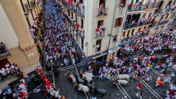 PAMPLONA, SPAIN - JULY 09: Revellers run with Jose Escolar Gil's fighting bulls along Curva Mercaderes during the forth day of the San Fermin Running of the Bulls festival on July 09, 2022 in Pamplona, Spain. The iconic Spanish festival has resumed in earnest this year after being twice cancelled due to Covid-19. (Photo by Pablo Blazquez Dominguez/Getty Images)