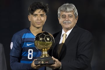 Nació en Estados Unidos, de padres mexicanos. Fichó con el Ajax en el 2019. Ha sido llamado por USA Sub-20.