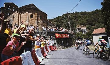 El pelotón durante la decimoquinta etapa del Tour de Francia 2021.