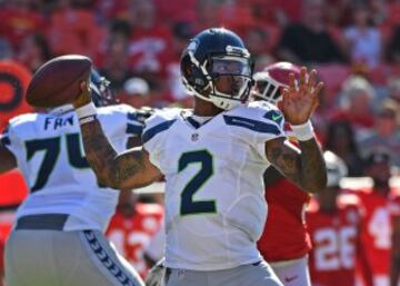 Trevone Boykin, en dura pugna con el veterano Jake Heaps para ser el suplente de Russell Wilson, se destapó con un drive final de 88 yardas en 4 jugadas que acabó en un touchdown de 37 yardas con conversión de 2 incluída para que los 'Hawks remontasen el partido a los Chiefs. Ventaja Boykin.