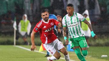AMDEP6143. MEDELLÍN (COLOMBIA), 08/05/2025.- Billy Arce (d) de Nacional disputa un balón con Bruno Henrique Corsini de Internacional este jueves, en un partido de la fase de grupos de la Copa Libertadores entre Atlético Nacional e Internacional en el estadio Atanasio Girardot, en Medellín (Colombia). EFE/ STR