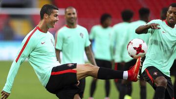 DEF04 MOSC&Uacute; (RUSIA), 20/06/2017.- El delantero de la selecci&oacute;n lusa, Cristiano Ronaldo (i) durante el entrenamiento del equipo en el estadio Spartak de Mosc&uacute;, Rusia hoy 20 de junio de 2017. Rusia se enfrentar&aacute; ma&ntilde;ana a Portugal en el partido de fase de grupos de la Copa Confederaciones. EFE/Mario Cruz