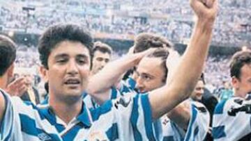 <b>PRIMER TÍTULO. </b>Bebeto, en primer plano, festeja sobre el césped del Bernabéu el primer título de la historia del Deportivo: la Copa del 95 que ganaron al Valencia (2-1).