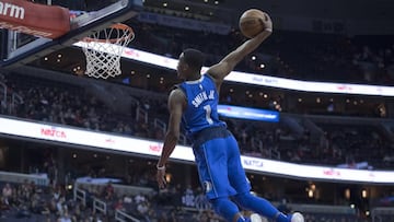 -FOTODELDIA- MRX05. WASHINGTON (EE.UU.), 07/11/2017.- El jugador Dennis Smith Jr. de Dallas Mavericks intenta encestar hoy, martes 7 de noviembre de 2017, durante la primera mitad del juego de la NBA disputado entre Dallas Mavericks y Washington Wizards en el Capital One Arena, en Washington (Estados Unidos). EFE/MICHAEL REYNOLDS