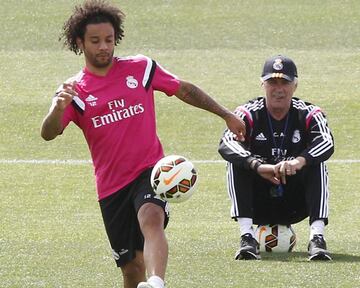 Ancelotti observa a Marcelo, durante la 2014-15.