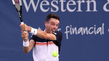 Roberto Bautista devuelve una bola ante Frances Tiafoe durante su partido en el Western and Southern Open, el Masters 1.000 de Cincinnati, en el Lindner Family Tennis Center de Mason, Ohio.