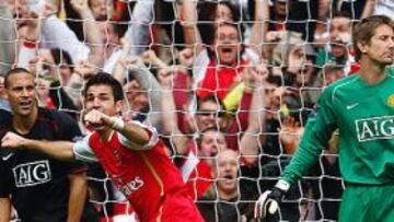 <b>GOLEADOR. </b>Cesc fue el autor del empate a uno del Arsenal y corrió al banquillo para celebrar su undécimo gol de la temporada.