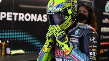 Valentino Rossi sale del box de Petronas durante un gran premio de 2021.