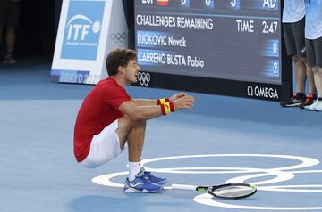 Tras estrellar el serbio una derecha a la red, Pablo Carreño se tiró al suelo y lloró como un niño