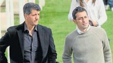 <b>CÓNCLAVE. </b>Gil Marín junto a Emilio Gutiérrez ayer en el entrenamiento del Atlético en Majadahonda.