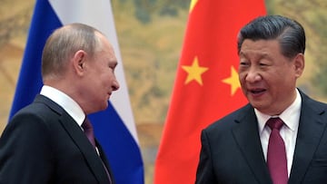 FILE PHOTO: Russian President Vladimir Putin meets with Chinese President Xi Jinping in Beijing, China, February 4, 2022. Sputnik/Aleksey Druzhinin/Kremlin via REUTERS ATTENTION EDITORS - THIS IMAGE WAS PROVIDED BY A THIRD PARTY/File Photo