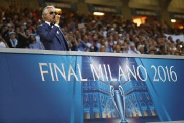 El cantante italiano Andrea Bocelli cant¨® antes del comienzo.