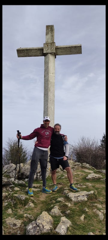 Ibon (izquierda) con un amigo suyo en el monte.