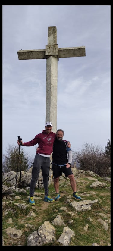Ibon (izquierda) con un amigo suyo en el monte.