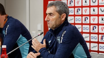 BILBAO, 21/12/2025.- El entrenador del Athletic Club, Ernesto Valverde, ofrece una rueda de prensa este domingo, en Bilbao, previo al partido de LaLiga que disputa mañana el equipo vasco ante el RCD Espanyol. EFE/ Miguel Toña