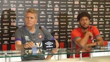 Paulo Autuori junto a Renan Lodi en una rueda de prensa del Athletico Paranaense