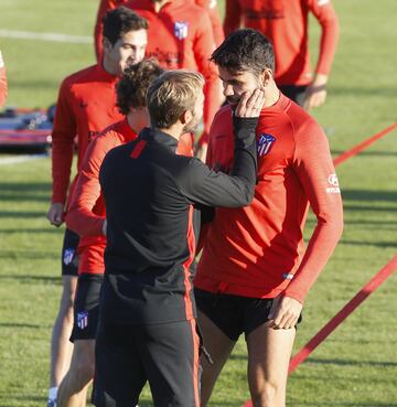 Bromas y buen ambiente en el entrenamiento del Atleti