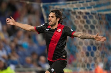 El delantero argentino decidi¨® probar suerte en el f¨²tbol espa?ol tras varias temporadas en la Serie A italiana. Sum¨® 12 goles y 4 asistencias en los 34 partidos de la ¨²nica temporada en Vallecas. Su buen hacer le permiti¨® fichar por el Celta.