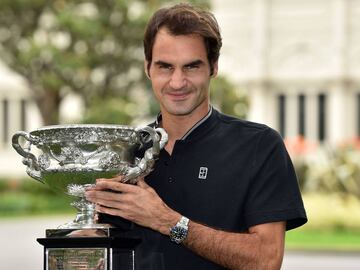 Roger Federer of Switzerland holds the championship trophy during a photo opportunity the day after winning the Australian Open men&#039;s singles final for his 18th career Grand Slam in Melbourne on January 30, 2017.  / AFP PHOTO / SAEED KHAN / IMAGE RESTRICTED TO EDITORIAL USE - STRICTLY NO COMMERCIAL USE