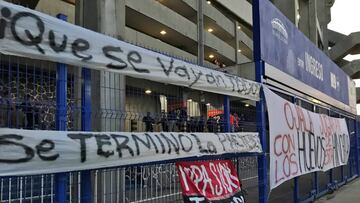 La noche de este viernes no fue com&uacute;n para la afici&oacute;n del Atlas. En lugar de que la Barra 51 entrara al Estadio Jalisco, comenzaron a colgar mantas en la alambrada perimetral.