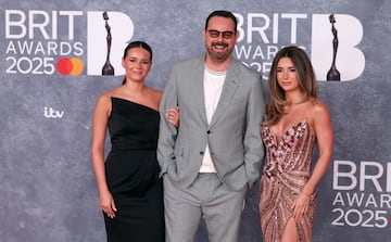 Sunnie Jo Dyer, Danny Dyer y Dani Dyer posan en la alfombra  de los Brit Awards 2025.