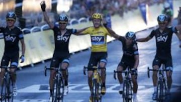 Chris Froome cruza la meta abrazado a David López y acompañado po el resto del equipo Sky.