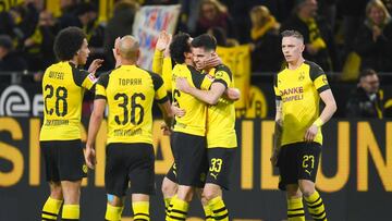 Dortmund's players celebrate during the German First division Bundesliga football match between Borussia Dortmund and Borussia Moenchengladbach in Dortmund, western Germany, on December 21, 2018. (Photo by Patrik STOLLARZ / AFP) / DFL REGULATIONS PRO