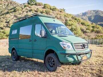 La furgoneta customizada es la Mercedes Sprinter 4x4; pintada con un verde especial también para el cliente que la encargó a Campo Vans.