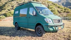 La furgoneta customizada es la Mercedes Sprinter 4x4; pintada con un verde especial también para el cliente que la encargó a Campo Vans.