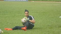 Él es David Monsalve, encargado de la puerta del América