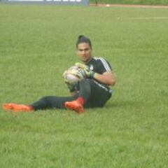 Él es David Monsalve, encargado de la puerta del América